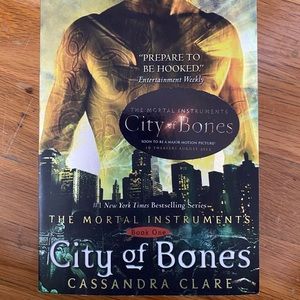 City of Bone (The Mortal Instruments, Book 1)